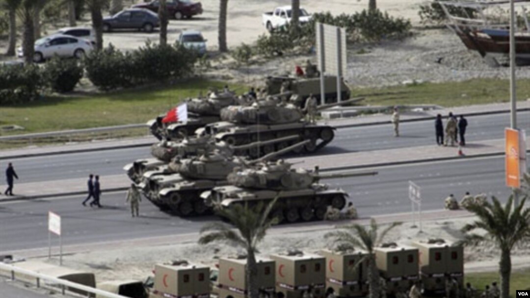 Tank-tank dan panser militer Bahrain menguasai jalan-jalan di ibukota Manama.