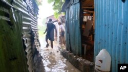 Casas de gente pobre inundadas por la tormenta tropical Franklin a lo largo del río Ozama, en el vecindario de Gualey en Santo Domingo, República Dominicana, el 23 de agosto de 2023.