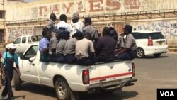 Amapholisa adinga abantu abathenga bethengisa impahla emigwaqweni.