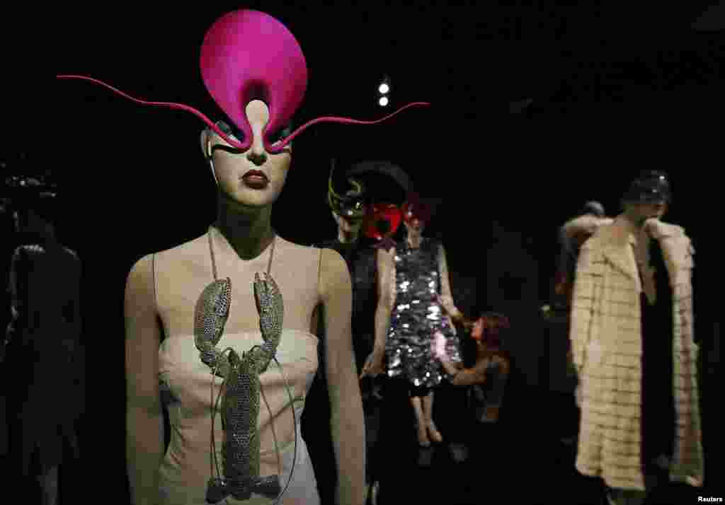 Một sự kiện triển lãm thời trang mang tên Isabella Blow: Fashion Galore! tại Somerset House ở London, Anh.