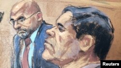 En este dibujo de la corte federal de Brooklyn, Nueva York, aparecen el acusado narcotraficante mexicano Joaquín "El Chapo" Guzmán (der.) junto a su abogado defensor Eduardo Balarezo, durante una audiencia del juicio el 19 de noviembre de 2018.