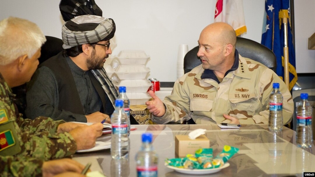 Admiral Jeyms Stavridis Lag'mon viloyatining (Afg'oniston) hokimi Muhammad Iqbol Aziziy bilan uchrashuv chog'ida