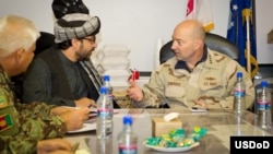 Admiral Jeyms Stavridis Lag'mon viloyatining (Afg'oniston) hokimi Muhammad Iqbol Aziziy bilan uchrashuv chog'ida