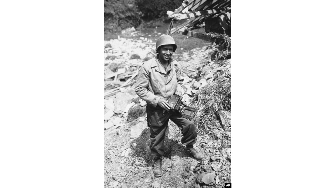 Posljednja poznata fotografija snimljena od strane fotografa Associated Pressa Bede Irvina u Normandiji, Francuska, 20. jula 1944. Bede Irvin je ubijen pet dana kasnije, 25. jula 1944. (AP Photo/Horace Cort, Pool, File)