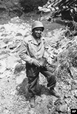 Posljednja poznata fotografija snimljena od strane fotografa Associated Pressa Bede Irvina u Normandiji, Francuska, 20. jula 1944. Bede Irvin je ubijen pet dana kasnije, 25. jula 1944. (AP Photo/Horace Cort, Pool, File)