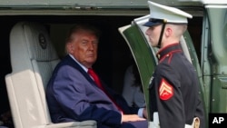唐纳德·特朗普总统在宾夕法尼亚州卡莱尔的美国陆军战争学院出席“宾夕法尼亚国防与创新峰会”并发表讲话后，准备搭乘“海军陆战队一号”直升机离开。(2026年7月15日)