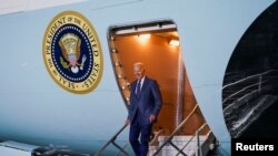 Presiden AS Joe Biden turun dari Air Force One setibanya di pangkalan udara RAF Aldergrove di County Antrim, Irlandia Utara, 11 April 2023. (REUTERS/Kevin Lamarque)