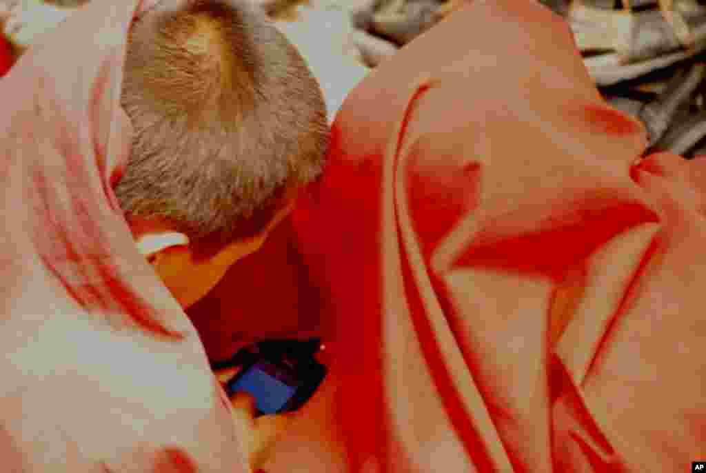 兩名小喇嘛偷偷玩電子遊戲