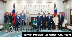 台湾总统赖清德在台北总统府与来访的美国伊利诺州民主党籍联邦参议员塔米·达克沃斯会面。(2026年7月7日）