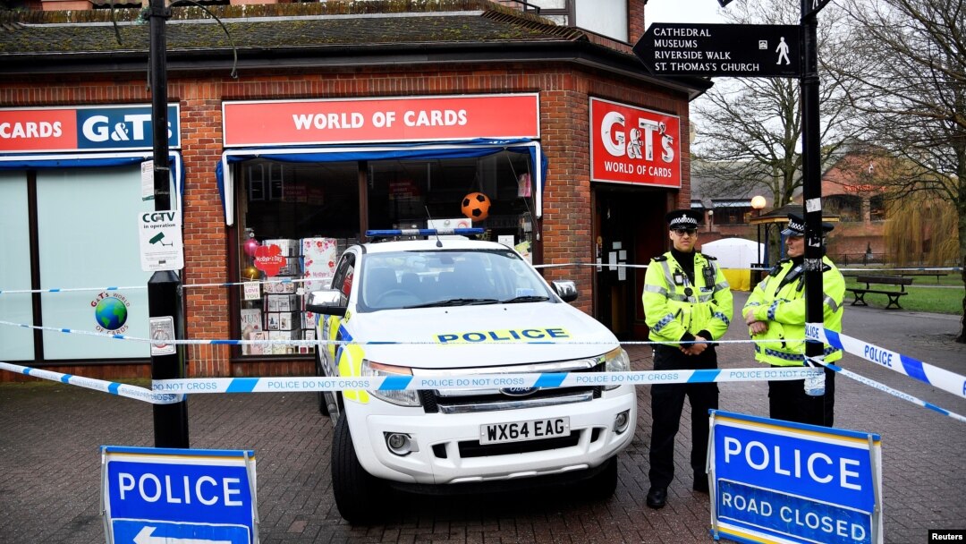 Cảnh sát phong tỏa hiện trường, nơi cựu điệp viên Skripal và con gái bất tỉnh.