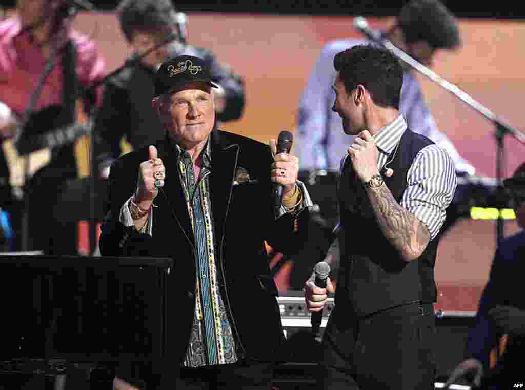 Mike Love, của ban Beach Boys, và Adam Levine (phải), ban Maroon 5, phát biểu trên sân khấu sau khi trình diễn trong lễ trao giải Grammy lần thứ 54 tại Los Angeles (AP/Matt Sayles)