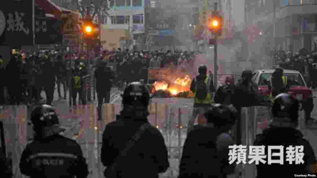 旺角街头夜市大年初一晚爆发激烈警民冲突 (苹果日报) 