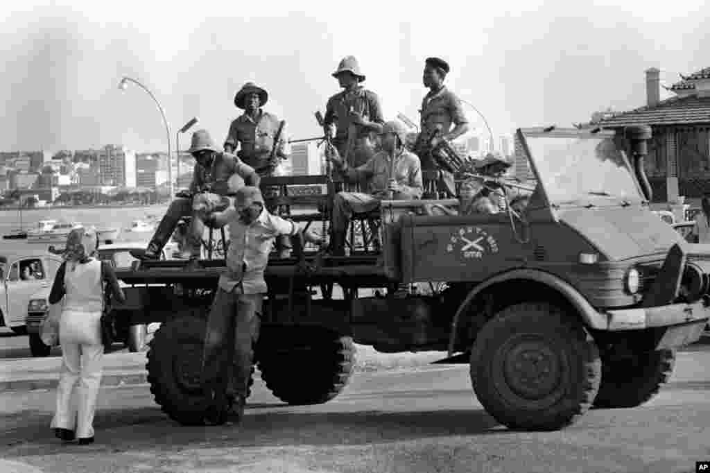 Tropas do MPLA chegam para tomar área da Baía de Luanda no dia 10 de novembro de 1975