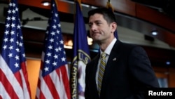 El presidente de la Cámara de Representantes, Paul Ryan, sale del Capitolio tras su última conferencia de prensa antes del receso de verano del Congreso. Washington, Julio 27, 2017. 