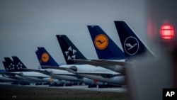 Avioni njemačke avio kompanije Lufthansa parkirani su na pisti na aerodromu u Frankfurtu, Njemačka, 4. maja 2020.