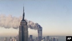 Kule bliznakinje Svjetskog trgovinskog centra gore nakon napada 11. septembra 2001. godine.