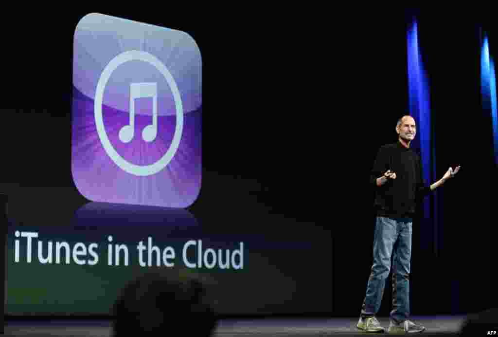 6 tháng 6: Steve Jobs, Chủ tịch Tổng giám đốc công ty Apple trình bày dịch vụ mới iCloud, trước cử tọa là các chuyên viên về loại máy Apple trên khắp thế giới tụ tập về San Francisco, California. (REUTERS/Beck Diefenbach)