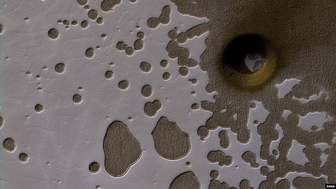 A mysterious hole on the Martian surface has astronomers puzzled. 