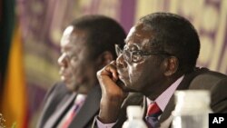 Presiden Zimbabwe Robert Mugabe (kanan) dan PM Morgan Tsvangirai di Harare (Foto: dok).