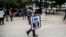 Un homme avec un portrait d'Etienne Tshisekedi devant Notre-Dame de Kinshasa , le 1er février 2019 à Kinshasa (Photo JOHN WESSELS / AFP)