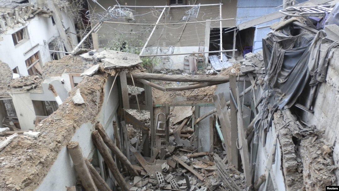 Các tòa nhà bị hư hại sau khi máy bay chiến đấu Syria bắn tên lửa vào Daria gần Damascus, Syria, 23/11/2012
