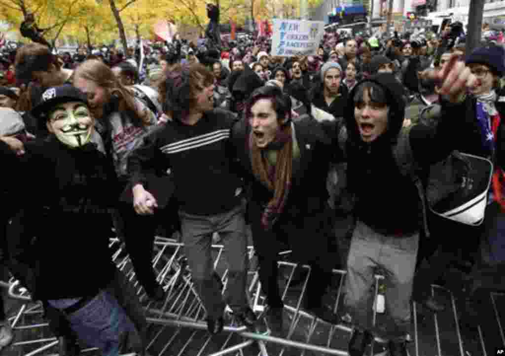 Демонстранти ги прескокнуваат полициските барикади. (AP Photo/Seth Wenig)
