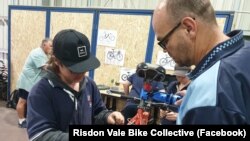 Pelatihan reparasi sepeda di Bengkel Kerja Risdon Vale Bike Collective. (Foto: Facebook/Risdon Vale Bike Collective)