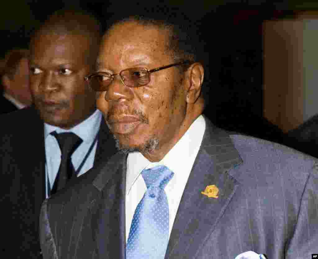 President Bingu wa Mutharika arriving at the UN Conference Hall in Addis Ababa, Ethiopia, February 1, 2010 (AP Photo)