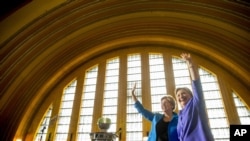 Hillary Clinton et Elizabeth Warren, Cincinnati, Ohio, le 27 juin 2016. (AP Photo/Andrew Harnik)