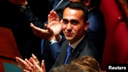 Luigi Di Maio, leader du Mouvement des cinq étoiles, applaudit le nouveau président de la Chambre des députés, Roberto Fico, lors de la deuxième session du parlement depuis les élections nationales du 4 mars à Rome, en Italie, le 24 mars 2018.