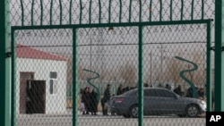 资料照片：人们在新疆和田的一处职业技能培训设施内排队。(2018年12月3日)