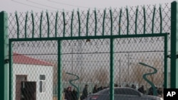 2018年12月3日，在新疆阿圖克斯市，居民在一處職業培訓中心排隊。批評人士說，中國將其中一些設施用作強迫勞動的拘押營。