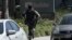 在旧金山附近的社交视频网站YouTube总部园区发生枪击案后警察迅速跑向现场