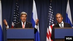 Američki državni sekretar, Džon Keri i ruski ministar inostranih poslova Sergej Lavrov na zajedničkoj konferenciji za novinare u Ženevi, 14. septembra 2013. na kojoj su objavili da su SAD i Rusija postigle sporazum o uklanjanju sirijskog hemijskog oružja