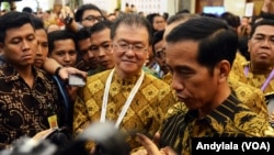 Presiden Jokowi menjawab pers di Jakarta Convention Center, Jakarta, 12 Februari 2015 (Foto: VOA/Andylala)