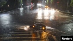 台风兰恩带来的强降雨使名古屋的街道上满是积水。（2017年10月22日）