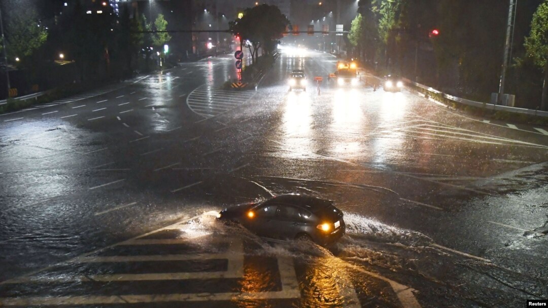 Topan Lan memicu hujan lebat yang mengakibatkan jalanan di Nagoya, Jepang tergenang banjir, 22 Oktober 2017. (Foto: Kyodo/via REUTERS).