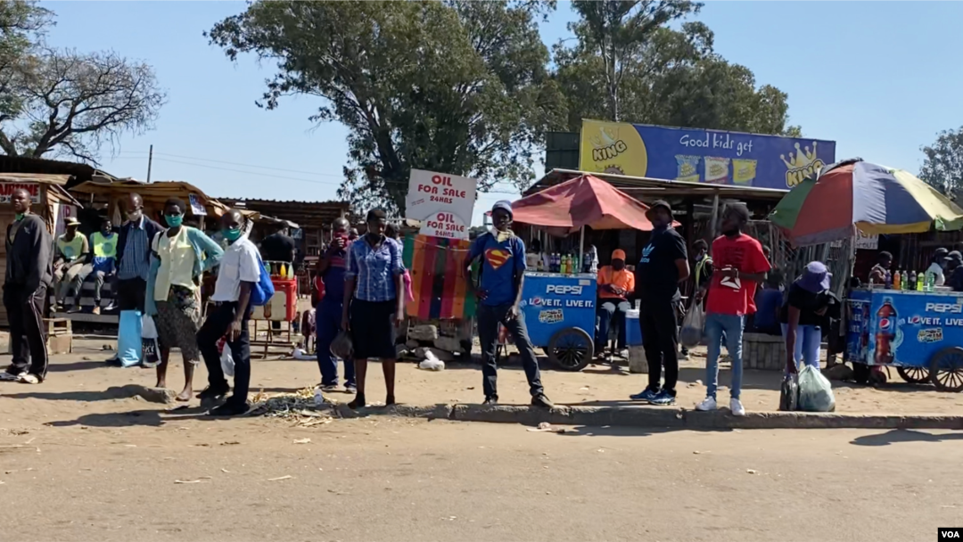 Some informal traders have started flooding the streets of Harare, May 16, 2020, to sell their wares during the coronavirus lockdown in Zimbabwe. They say they've had no source of income since the start of the lockdown in March. (Columbus Mavhunga/VOA)