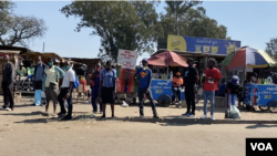 Some informal traders have started flooding the streets of Harare, May 16, 2020, to sell their wares during the coronavirus lockdown in Zimbabwe. They say they've had no source of income since the start of the lockdown in March. (Columbus Mavhunga/VOA)