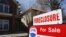 Una casa hipoteca por un banco es puesta a la venta en Denver.