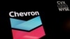 ARCHIVO - El logotipo y la información comercial de Chevron se muestran en una pantalla en el piso de la Bolsa de Valores de Nueva York (NYSE) en la ciudad de Nueva York, EEUU, el 27 de junio de 2022.