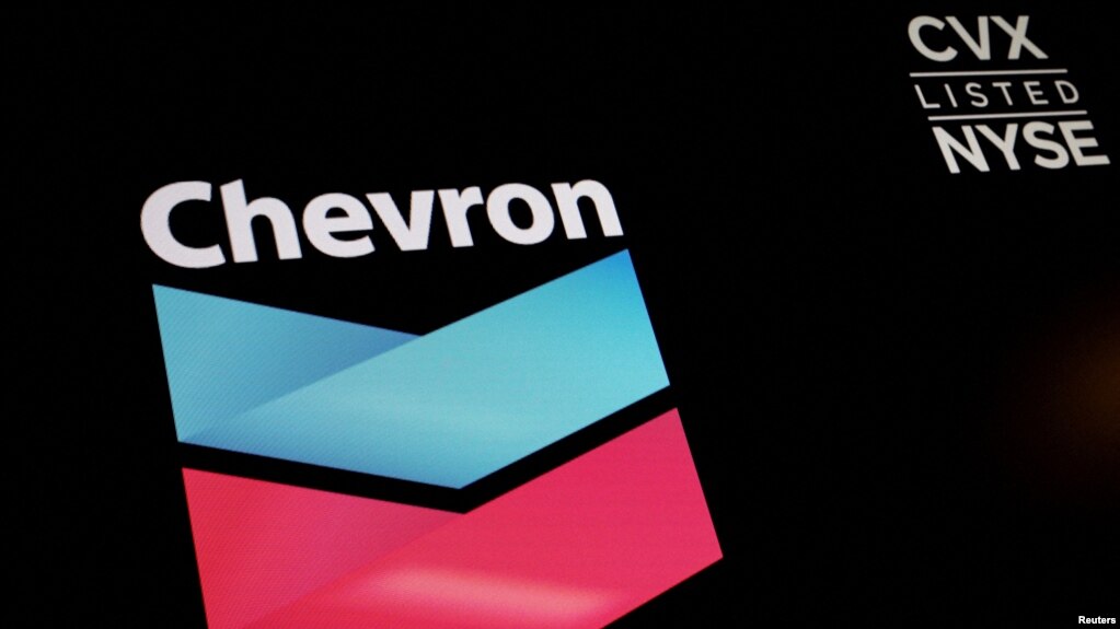 ARCHIVO: El logotipo y la información comercial de Chevron se muestran en una pantalla en el piso de la Bolsa de Valores de Nueva York (NYSE) en la ciudad de Nueva York, EEUU, el 27 de junio de 2022.