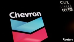 ARCHIVO - El logotipo y la información comercial de Chevron se muestran en una pantalla en el piso de la Bolsa de Valores de Nueva York (NYSE) en la ciudad de Nueva York, EEUU, el 27 de junio de 2022.