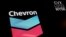 ARCHIVO - El logotipo y la información comercial de Chevron se muestran en una pantalla en el piso de la Bolsa de Valores de Nueva York (NYSE) en la ciudad de Nueva York, EEUU, el 27 de junio de 2022.