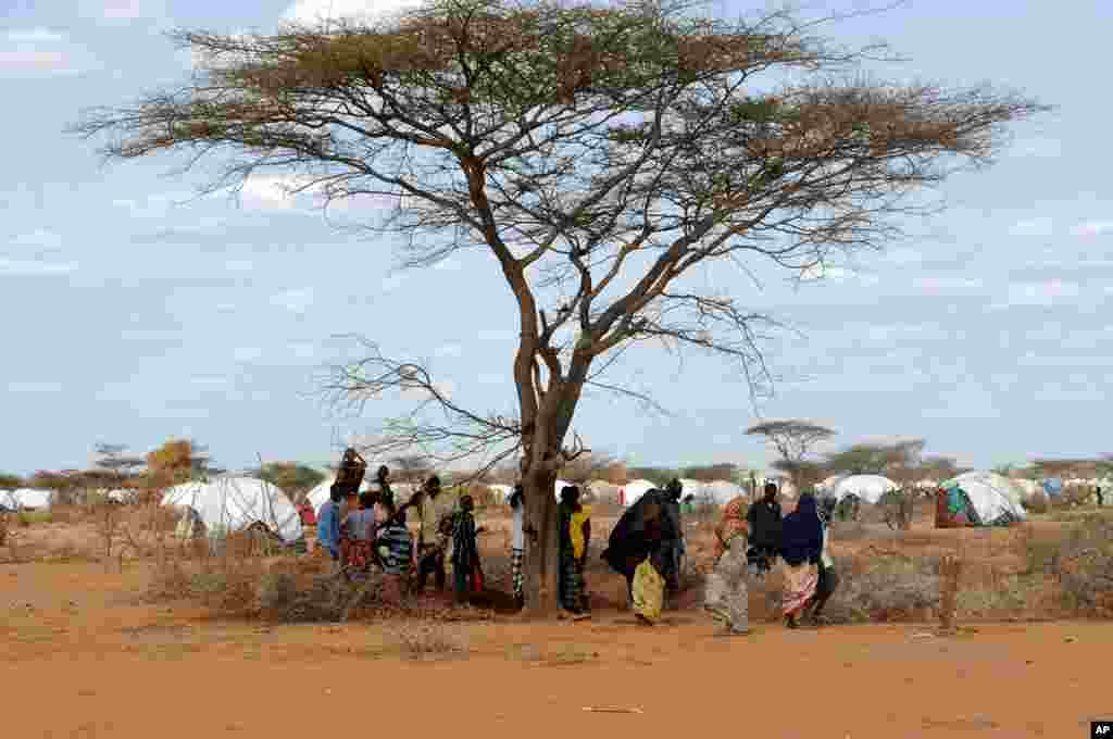 2011年7月21日，难民营居民在达加哈雷营地外围掩埋死去的亲友。