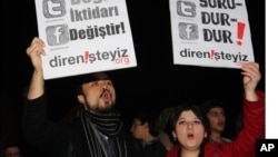 Demonstran membawa plakat bertuliskan "Stop Penyensoran" dalam protes melawan RUU yang akan memungkinkan pemblokiran internet, di Ankara, Turki. (Foto: Dok)