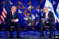 2023 年 10 月 18 日，美国总统乔·拜登（左）在以色列特拉维夫会见以色列总理本杰明·内塔尼亚胡（右），讨论以色列和哈马斯之间的战争。