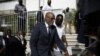 El nuevo primer ministro de Haití, Ariel Henry, sube escaleras acompañado de escoltas después de ser designado al cargo, el martes 20 de julio de 2021, en Puerto Príncipe.