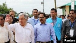 Le secrétaire général des Nations Unies, Antonio Guterres, visite le camp de réfugiés de Kutupalong à Cox's Bazar, au Bangladesh, le 2 juillet 2018.
