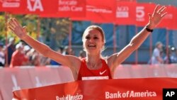 Pelari Rusia Lilya Shobukhova, of Russia, merayakan kemenangannya dalam Maraton Chicago 2011. (AP/Nam Y. Huh)